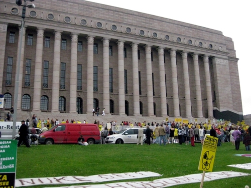 Anti-AKW-Demo vor dem Parlament