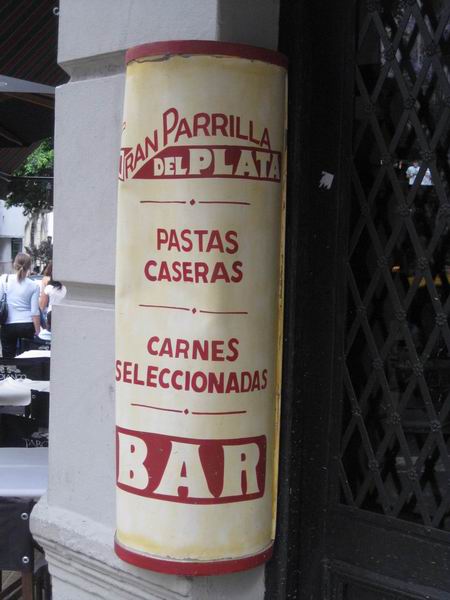 vor einer Kneipe in San Telmo