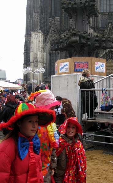 Rosenmontag am Kölner Dom